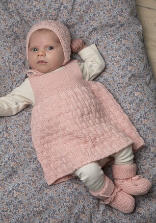 2028-6 "April"-kjole og lue