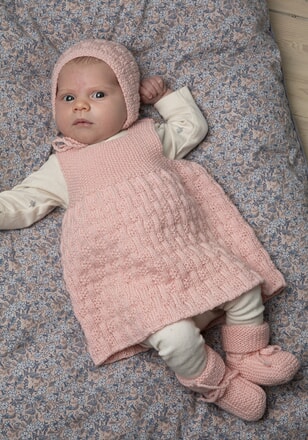 2028-6 "April"-kjole og lue