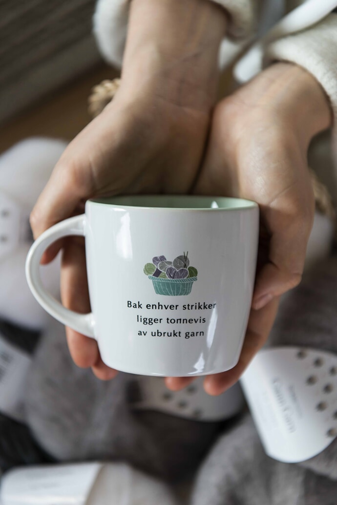 30235 Bak enhver strikker ligger tonnevis med garn_1.jpg