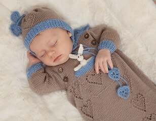 Babypose og lue
