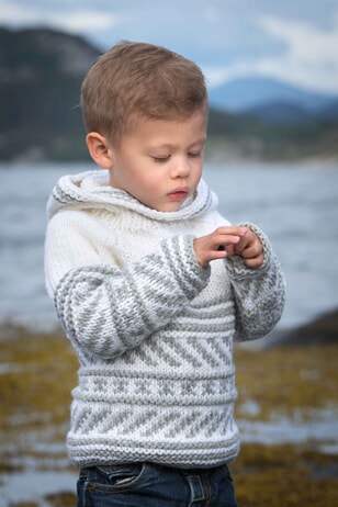 1411-12 Genser med hette